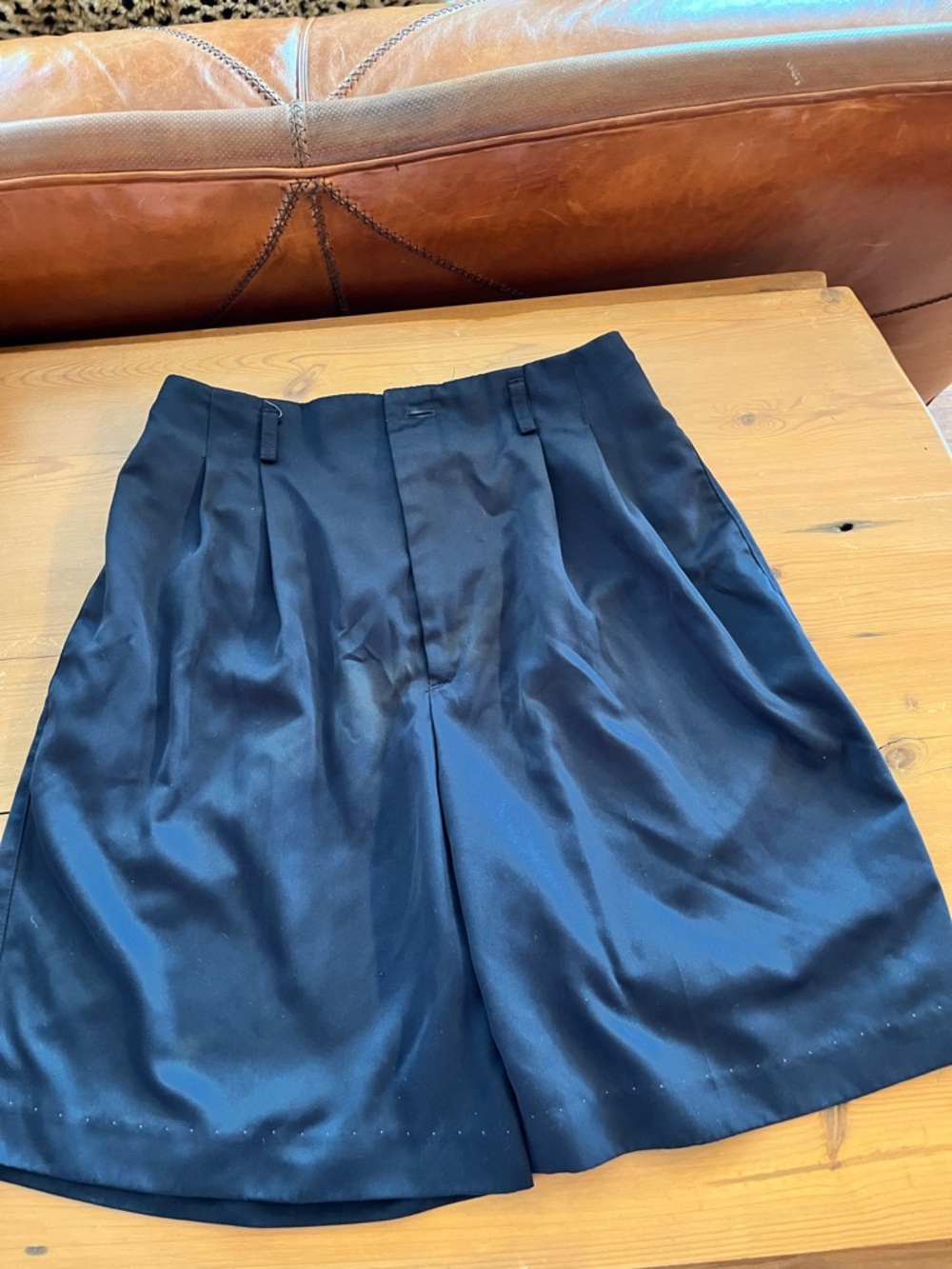 Microfiber navy blue Bermuda shorts. Size 6. HALEY.